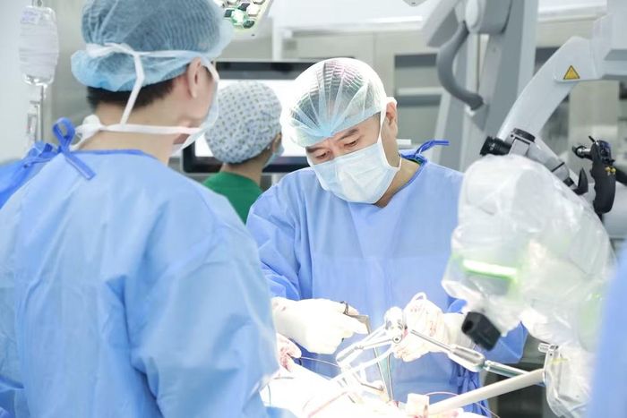 Phó Giáo sư, Tiến sĩ Nguyễn Lê Bảo Tiến cùng ê-kíp thực hiện ca phẫu thuật.