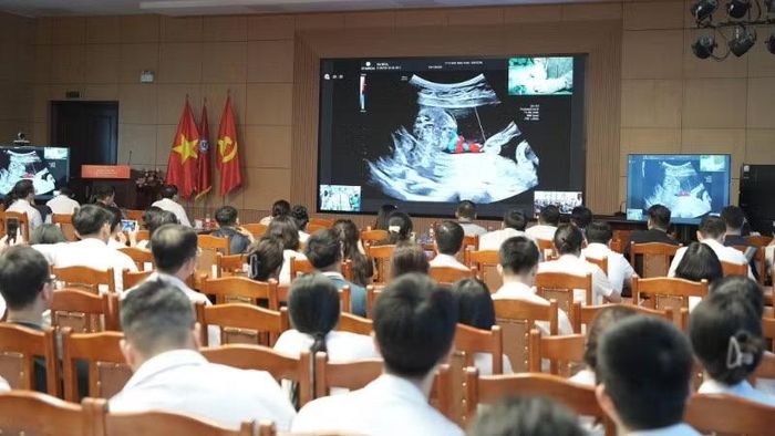 Toàn bộ quá trình can thiệp bào thai tại Workshop ngày 28/5 được truyền hình trực tiếp tới hội trường để các chuyên gia, bác sĩ cùng theo dõi, trao đổi và thảo luận chuyên môn.