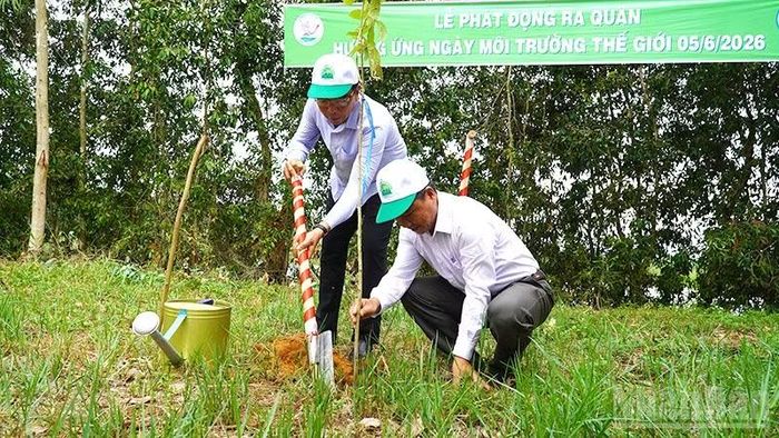 Đại biểu tham gia hoạt động trồng cây xanh.