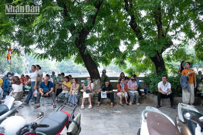 Trường mầm non Việt-Bun ngay gần đó cũng sẵn sàng hỗ trợ mở thêm nơi để xe và phòng chờ cho phụ huynh, học sinh cùng đội tình nguyện.