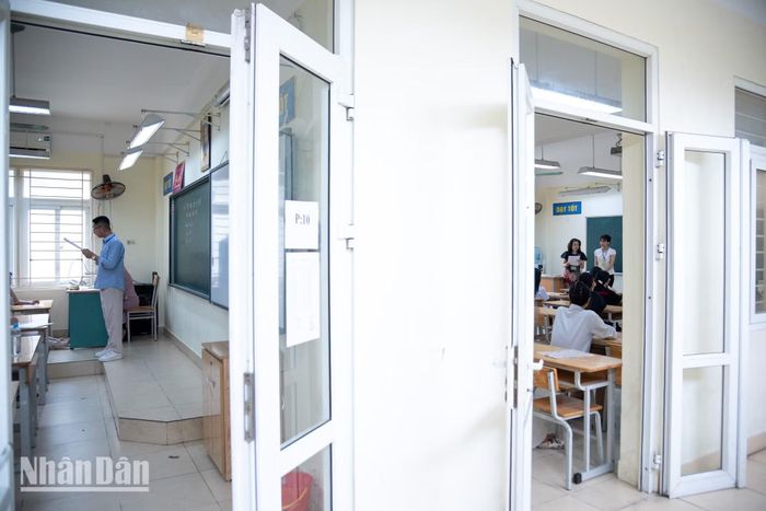  Nhìn chung, sự chuẩn bị kỹ lưỡng của các điểm thi, sự phối hợp của các cơ quan địa phương, sự chung tay của lực lượng thanh niên tình nguyện và điều kiện thời tiết thuận lợi đã giúp cho các em học sinh bước vào kỳ thi tuyển sinh lớp 10 năm nay với tâm thế thoải mái và tự tin. 