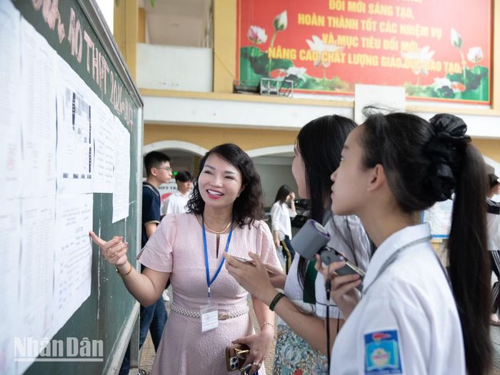 Để bảo đảm kỳ thi diễn ra suôn sẻ, bà Vũ Thị Hậu, Hiệu trưởng Trường THPT Trần Nhân Tông và Phó điểm trưởng phụ trách cơ sở vật chất, cho biết nhà trường đã chuẩn bị 22 phòng thi chính thức cùng 2 phòng thi dự phòng để phục vụ cho 536 thí sinh.