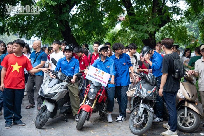 Trong khi đó, chị Nguyễn Thùy Ngân, Phó Bí thư Đoàn phường Hai Bà Trưng, cũng hướng dẫn các bạn học sinh về đội xe hỗ trợ cơ động thân thiện và an toàn, cùng các biển nhận diện rõ ràng, sẵn sàng giúp đỡ các thí sinh quên giấy tờ có thể về nhà lấy để kịp giờ thi.