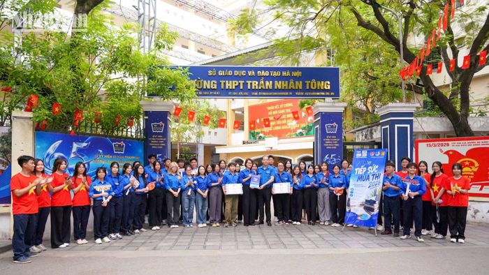 Sự thành công của ngày làm thủ tục còn có đóng góp không nhỏ của lực lượng thanh niên tình nguyện dưới sự chỉ đạo của Thành đoàn Hà Nội và Đoàn phường Hai Bà Trưng. Chia sẻ với phóng viên Báo Nhân Dân, anh Nguyễn Tiến Hưng, Bí thư Thành đoàn Hà Nội, cho biết số lượng tình nguyện viên năm nay được huy động đông đảo hơn để hỗ trợ phân luồng giao thông tại khu vực cổng trường vốn nhỏ hẹp, cung cấp nước uống và vật phẩm chống nắng, chống nóng cần thiết cho thí sinh và người nhà.