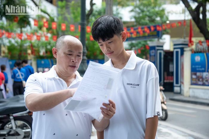 Đồng hành cùng con, ông Thuấn, một phụ huynh đến từ Yên Sở chia sẻ rằng ông luôn nhắc nhở con trai là Đỗ Minh Hiếu giữ gìn sức khỏe và duy trì tâm lý thật thoải mái để phát huy tốt nhất kiến thức đã học. Bản thân em học sinh Minh Hiếu dù có chút hồi hộp, nhưng vẫn cảm thấy thoải mái và tự tin, nhất là với môn Toán sở trường.