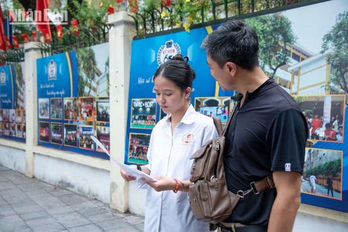 Cùng chung tâm thế như các phụ huynh khác, anh Huy có con gái là Vân Chi đang theo học tại Trường THCS Yên Sở, lại chọn cách tiếp cận nhẹ nhàng hơn khi coi kỳ thi này như một buổi “đi dã ngoại" để giải tỏa áp lực cho con. Anh Huy cho biết gia đình có “đặt kỳ vọng nhưng không đặt áp lực”, giúp con có đầu óc thoải mái nhất để làm bài. Làm việc trong mảng kỹ thuật, anh cũng dành lời khen ngợi cho hệ thống giáo dục hiện nay thông qua việc quản lý trực tuyến, giúp phụ huynh và con em nắm bắt thông tin nhanh hơn và minh bạch hơn.