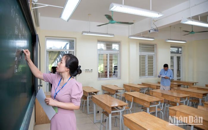Mọi yếu tố từ ánh sáng đến sự lưu thông không khí trong phòng thi đều được tối ưu hóa để tạo trạng thái tốt nhất cho các em khi làm bài thi.