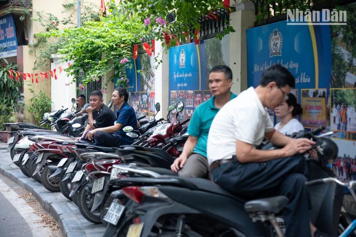 Cung đường giao thông chạy qua điểm thi Trường THPT Trần Nhân Tông nằm bên hồ Hai Bà Trưng, không có điều kiện thuận lợi khách quan. Do đó, nhà trường đã phối hợp chặt chẽ với UBND, Công an phường Hai Bà Trưng để giải quyết bài toán không gian giao thông chật hẹp tại cổng trường.