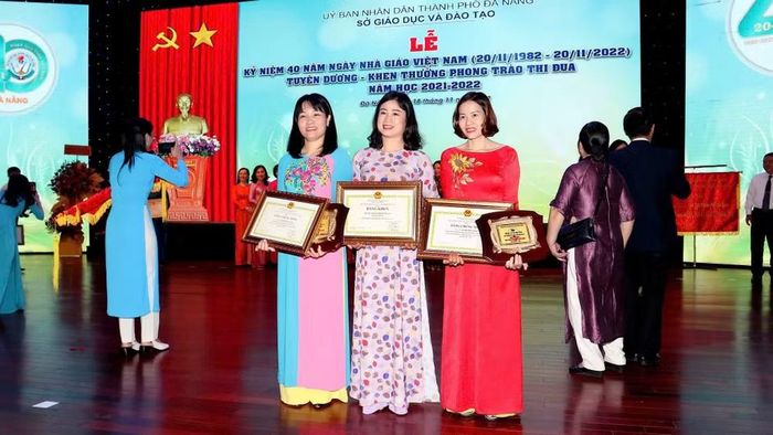 Cô Nguyễn Thị Hoài Thu (bìa trái) nhận Bằng khen Nhà giáo tiêu biểu tại lễ tuyên dương của Sở Giáo dục và Đào tạo thành phố Đà Nẵng, năm học 2021-2022.