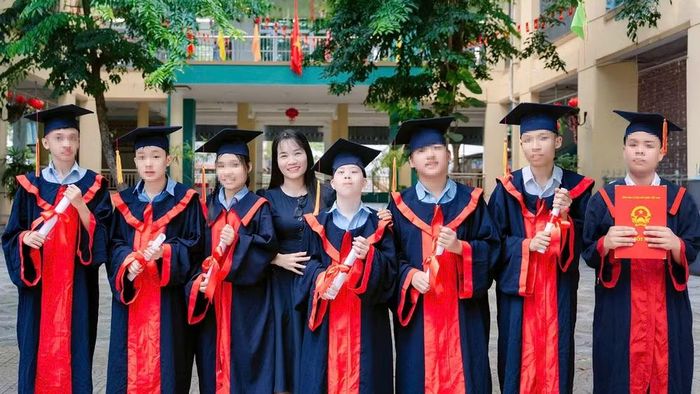 Niềm vui ngày ra trường của cô giáo Hoài Thu cùng các em học sinh Trường chuyên biệt Tương Lai.