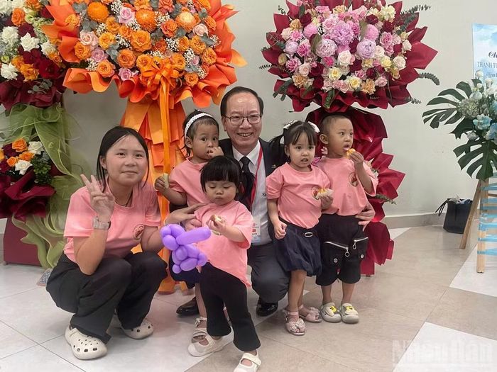 Giáo sư, Tiến sĩ Trần Minh Điển, Giám đốc Bệnh viện Nhi Trung ương và các bệnh nhi được ghép gan.
