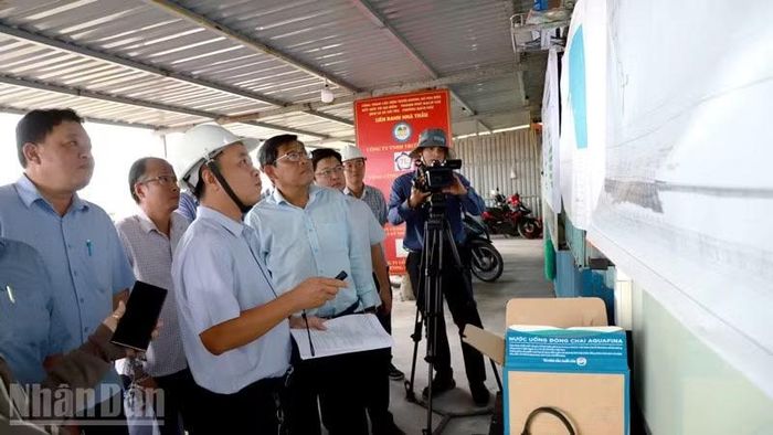 Lãnh đạo Ủy ban nhân dân tỉnh An Giang trong một lần kiểm tra tiến độ dự án.