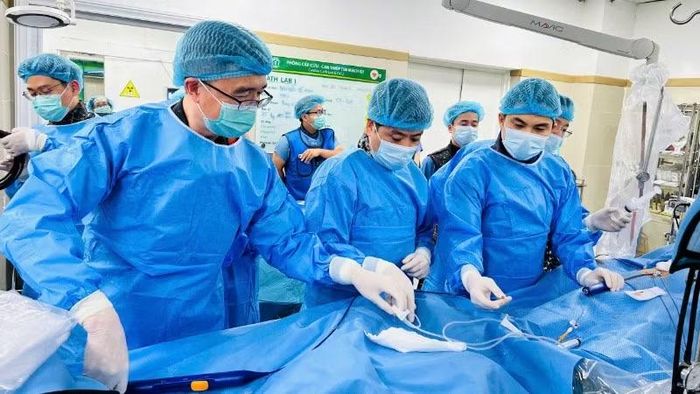 Chuyên gia hướng dẫn ê-kíp Viện Tim mạch Việt Nam thực hiện ca đốt rung nhĩ bằng PFA đầu tiên.