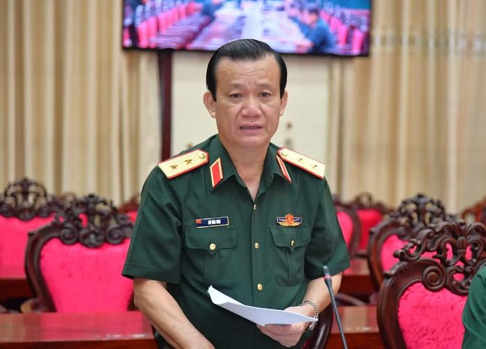 Trung tướng Hồ Văn Thái, Chính ủy Quân khu báo cáo với Đoàn kết quả thực hiện nhiệm vụ của lực lượng vũ trang Quân khu.