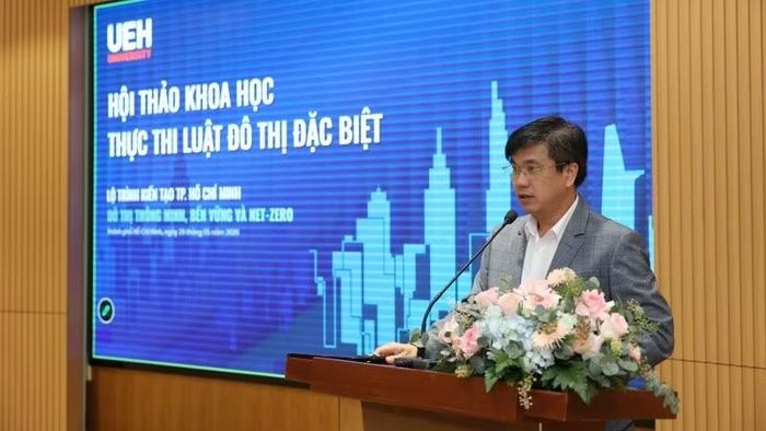 Phó Giáo sư, Tiến sĩ Bùi Quang Hùng, Giám đốc Đại học Kinh tế Thành phố Hồ Chí Minh phát biểu tại hội thảo.