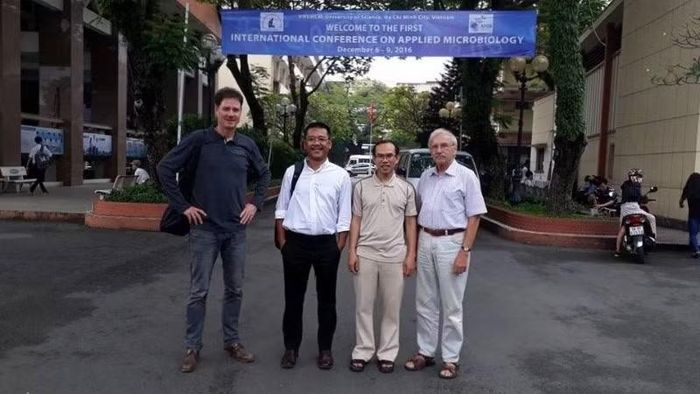 Phó Giáo sư, Tiến sĩ Nguyễn Duy Liêm (thứ 2, bên trái ảnh) cùng đồng nghiệp.
