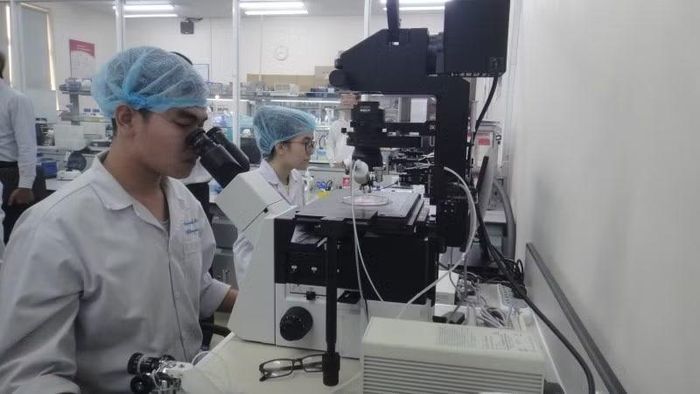 Nhà khoa học trẻ đang nghiên cứu khoa học tại Đại học Quốc gia Thành phố Hồ Chí Minh