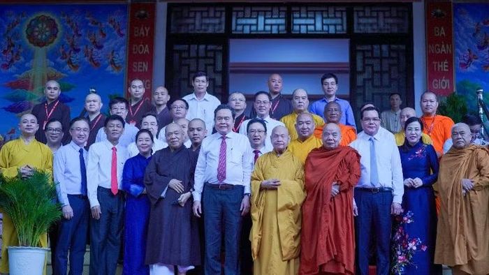 Chủ tịch Quốc hội Trần Thanh Mẫn cùng đoàn chụp hình lưu niệm cùng Văn phòng Hội đồng trị sự Giáo hội Phật giáo Việt Nam. (Ảnh: THẾ ANH)