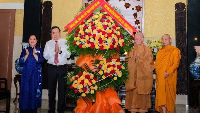 Chủ tịch Quốc hội Trần Thanh Mẫn thay mặt lãnh đạo Đảng, Nhà nước, Mặt trận Tổ quốc Việt Nam tặng hoa, chúc mừng Đại lão hòa thượng Thích Trí Quảng, Đức Pháp chủ Hội đồng Chứng minh Giáo hội Phật giáo Việt Nam. (Ảnh: THẾ ANH)
