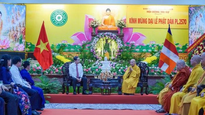Chủ tịch Quốc hội Trần Thanh Mẫn đã thăm và chúc mừng Trưởng lão Hòa thượng Thích Thiện Nhơn, Phó Pháp Chủ Hội đồng Chứng minh, Chủ tịch Hội đồng Trị sự Giáo hội Phật giáo Việt Nam. (Ảnh: THẾ ANH)