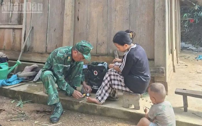 Quân y Đồn Biên phòng Chiềng Sơn sơ cứu con anh Giàng A Dơ bị thương bởi cơn lốc.