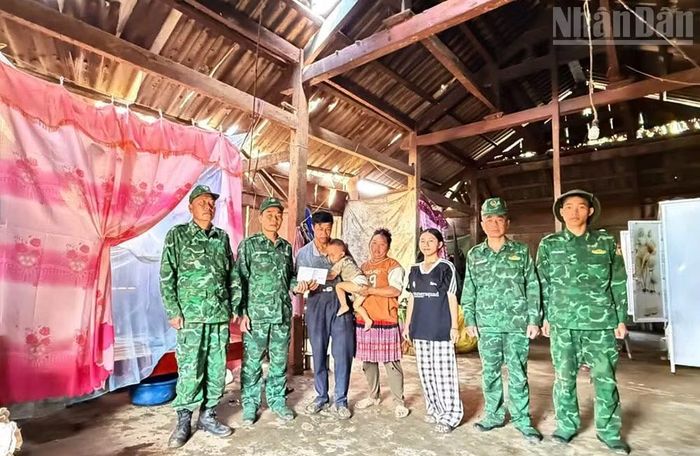 Ban Chỉ huy Đồn Biên phòng Chiềng Sơn hỗ trợ một số nhu yếu phẩm và tiền mặt cho gia đình anh Giàng A Dơ để sớm ổn định cuộc sống.