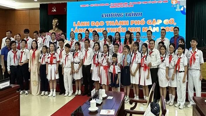 Các em thiếu nhi chụp hình lưu niệm cùng lãnh đạo Thành phố.