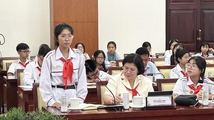Một em thiếu nhi trình bày ý kiến tại chương trình.
