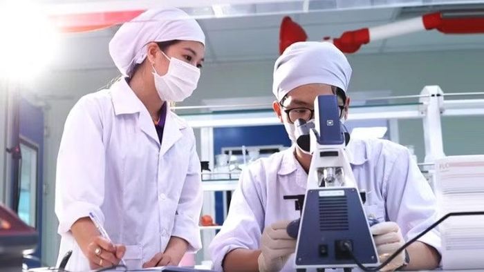 Nghiên cứu khoa học tại phòng thí nghiệm của Nhà máy Dược phẩm công nghệ cao CVI Pharma (Khu công nghệ cao Hòa Lạc).