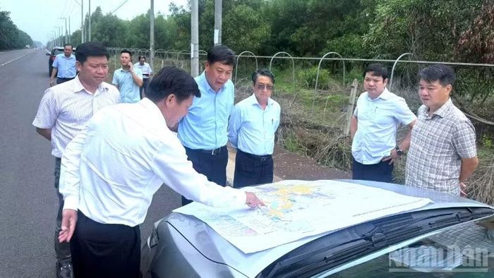 Sonadezi khảo sát thực địa vị trí các dự án đề xuất kêu gọi nhà đầu tư trên địa bàn xã Nha Bích.