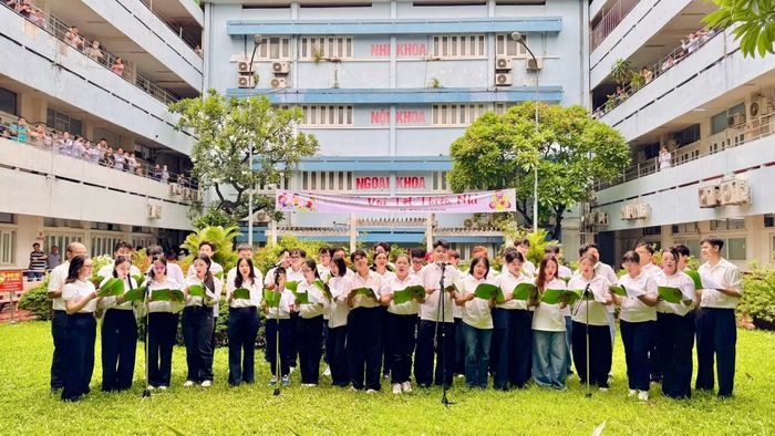 Chương trình âm nhạc “Giai điệu tuổi thơ” do dàn hợp xướng thanh niên quốc tế “United Youth Harmony Choir" thể hiện.