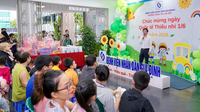 Bác sĩ Chuyên khoa II Đinh Hữu Hào, Phó Giám đốc Bệnh viện Nhân dân Gia Định chia sẻ với các bệnh nhi.
