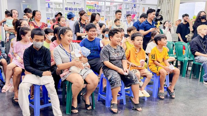 Các bệnh nhi và người thân thích thú với nhiều hoạt động tại chương trình.