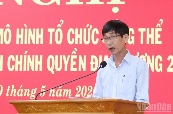 Giám đốc Sở Nội vụ tỉnh Quảng Ngãi Tạ Công Dũng trình bày tham luận tại hội nghị.