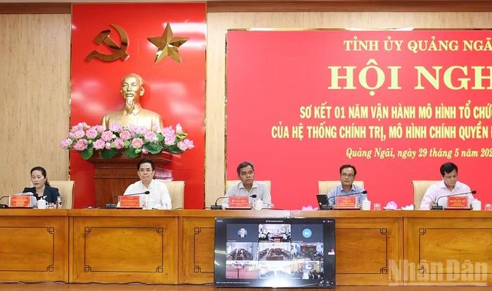 Các đồng chí Thường trực Tỉnh ủy Quảng Ngãi điều hành hội nghị.