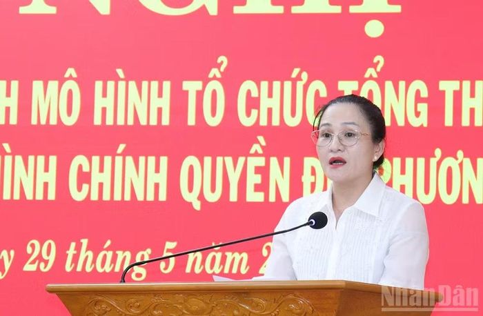 Lãnh đạo Ban Tổ chức Tỉnh ủy Quảng Ngãi báo cáo tóm tắt tình hình 1 năm vận hành mô hình tổ chức tổng thể của hệ thống chính trị, mô hình chính quyền địa phương 2 cấp.
