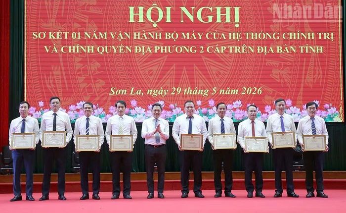 Đồng chí Nguyễn Đình Việt, Chủ tịch Ủy ban nhân dân tỉnh Sơn La tặng Bằng khen cho các tập thể, cá nhân.