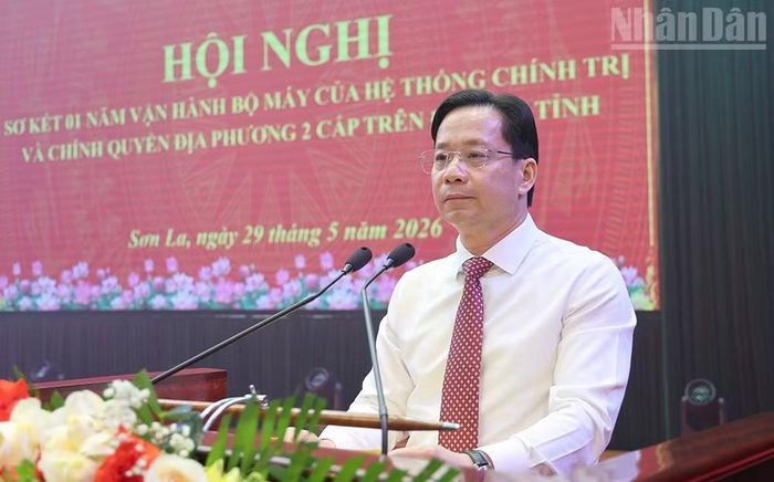 Đồng chí Hoàng Văn Nghiệm, Ủy viên Trung ương Đảng, Bí thư Tỉnh ủy Sơn La phát biểu tại hội nghị.