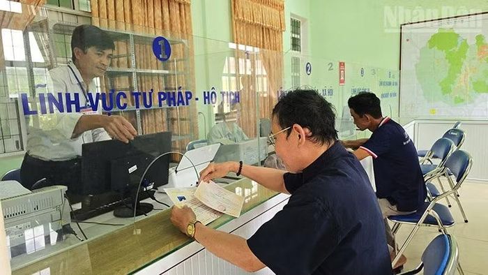Người dân đến làm thủ tục hành chính tại điểm tiếp nhận thôn Canh Hiệp, xã Canh Vinh, tỉnh Gia Lai.