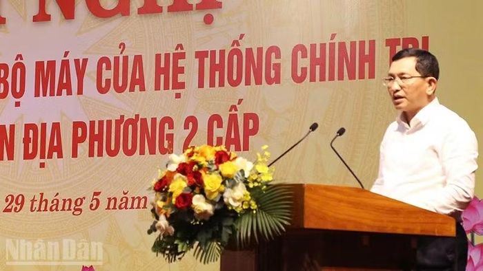 Đồng chí Mai Việt Trung, Trưởng Ban Tổ chức Tỉnh ủy Gia Lai, trình bày báo cáo sơ kết 1 năm vận hành bộ máy của hệ thống chính trị và chính quyền địa phương 2 cấp.
