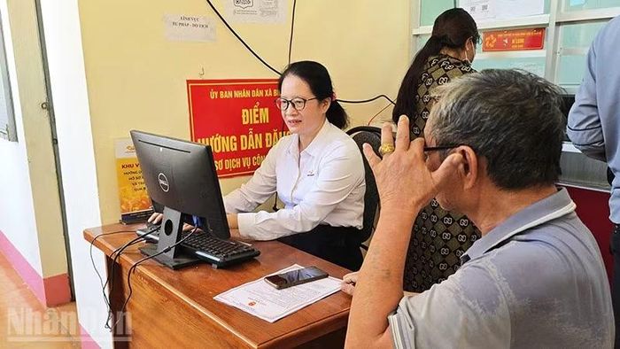Nhân viên bưu điện xã Biển Hồ hỗ trợ người dân thực hiện thủ tục hành chính.