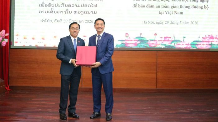 Cục trưởng Cục Đường bộ Việt Nam trao quà tặng Đoàn công tác cấp cao Bộ Công chính và Vận tải Lào.