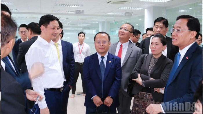 Bộ trưởng Bộ Công chính và Vận tải Lào Leklay Sivilay và đoàn công tác nghe giới thiệu về hệ thống giám sát, điều hành giao thông thông minh của Việt Nam.