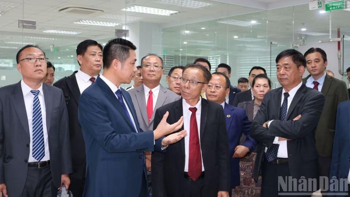 Phó Giám đốc Trung tâm kỹ thuật đường bộ miền bắc Hồ Trọng Vinh giới thiệu về hệ thống giám sát, điều hành giao thông thông minh của Việt Nam.