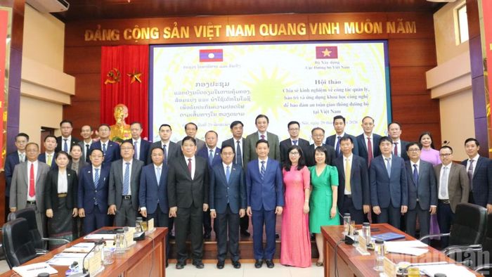 Bộ Công chính, Vận tải Lào và Cục Đường bộ Việt Nam chụp ảnh lưu niệm nhân chuyến thăm quan, trao đổi kinh nghiệm về quản lý, bảo trì kết cấu hạ tầng giao thông đường bộ và ứng dụng công nghệ hiện đại.