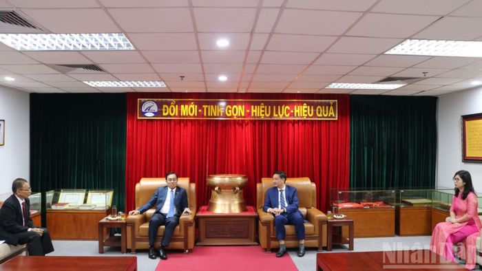 Đồng chí Leklay Sivilay, Ủy viên Trung ương Đảng, Bộ trưởng Bộ Công chính và Vận tải Lào (người ngồi trên phía bên trái) làm Trưởng đoàn gặp mặt, trao đổi lãnh đạo Cục Đường bộ Việt Nam.