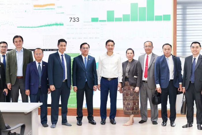 Đại diện ngành Đường bộ Việt Nam và Bộ Công chính, Vận tải Lào chụp ảnh lưu niệm tại Trung tâm giám sát điều hành thu phí đường bộ cao tốc.