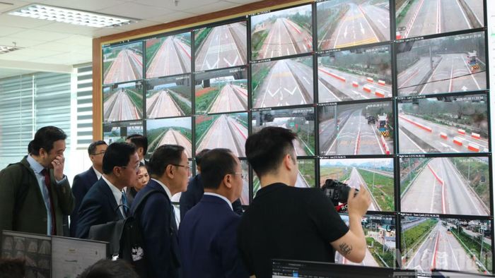 Bộ trưởng Leklay Sivilay đánh giá cao mô hình quản lý giao thông hiện đại của ngành Đường bộ Việt Nam.
