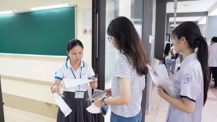 Thí sinh làm thủ tục vào phòng thi đánh giá năng lực đợt 2 năm 2026