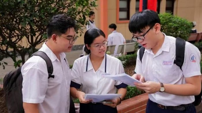 Thí sinh tranh thủ ôn bài trước khi bước vào Kỳ thi Đánh giá năng lực đợt 2 năm 2026